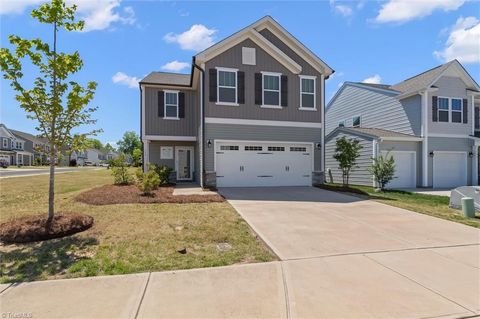Homes For Sale - 146 Centerpiece Drive<br/> High Point, NC 27265