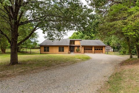 Homes For Sale - 2234 Venus Road<br/> Kernersville, NC 27284