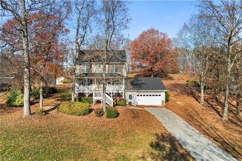 Photo of 139 Creek Meadow Drive, Lexington, NC 27295 (MLS # 1203076)