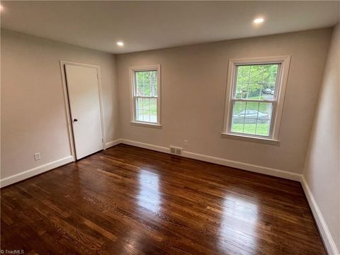 Single Family Residence in Winston Salem NC 2737 Wildwood Court 9.jpg