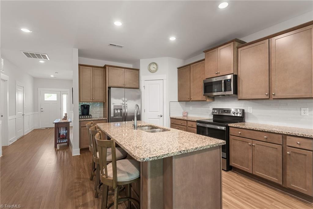 3933 Sudley Point