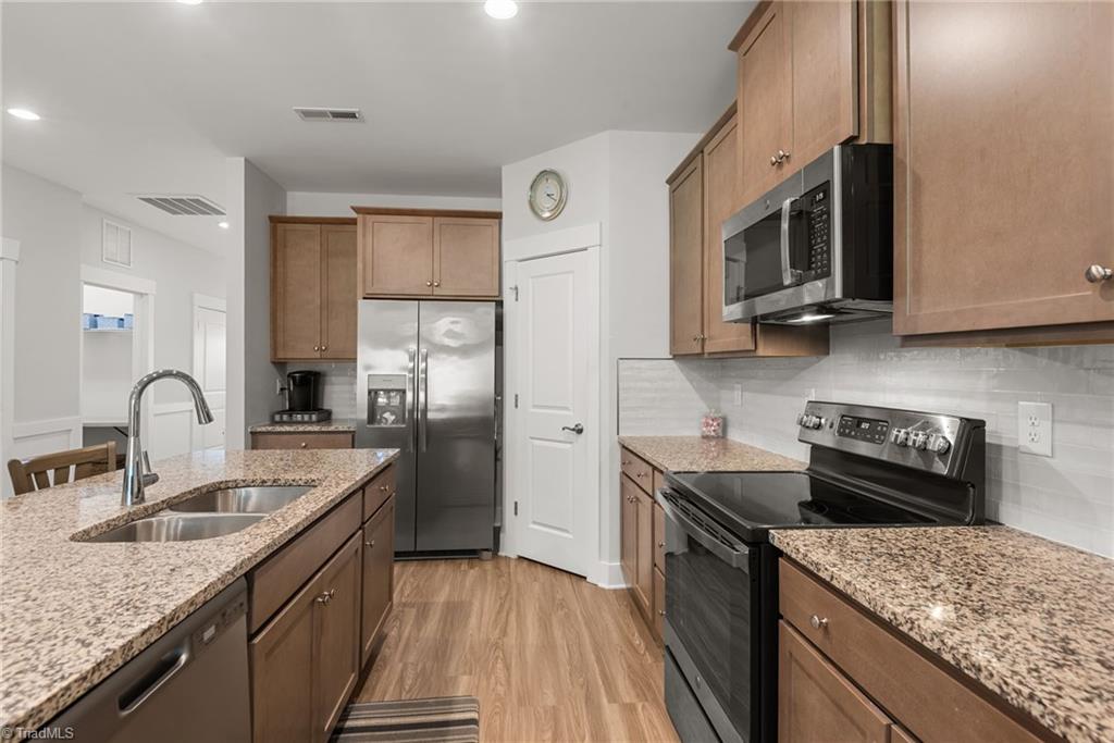 3933 Sudley Point