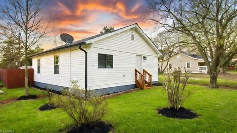 Homes For Sale - 2814 Triangle Lake Road<br/> High Point, NC 27260