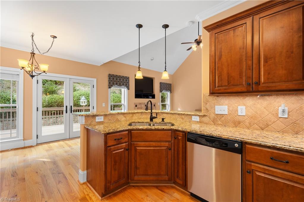 Winston-Salem, North Carolina 27103, United States, 4 Bedrooms Bedrooms, ,4 BathroomsBathrooms,Residential,Active,200326