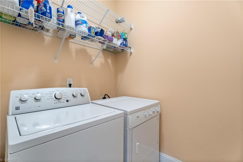 Winston-Salem, North Carolina 27103, United States, 4 Bedrooms Bedrooms, ,4 BathroomsBathrooms,Residential,Active,200326