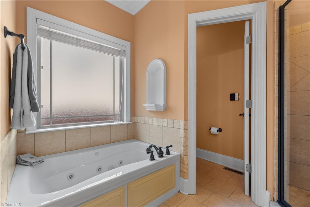 Winston-Salem, North Carolina 27103, United States, 4 Bedrooms Bedrooms, ,4 BathroomsBathrooms,Residential,Active,200326