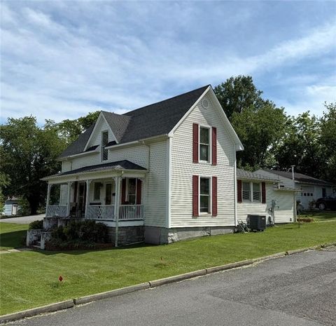 Homes For Sale - 302 Spring Street<br/> Surry County, Mount Airy, NC 27030