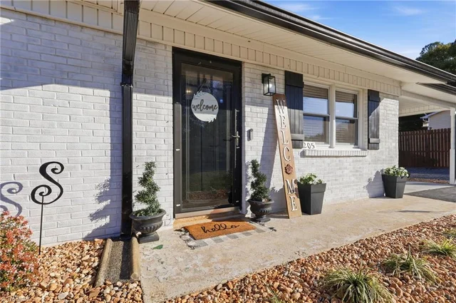 205 Crestview Drive, photo 4 of 41