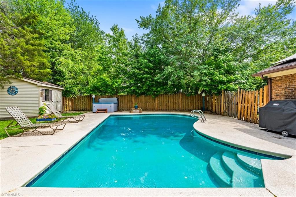 Kernersville, North Carolina 27284, United States, 3 Bedrooms Bedrooms, ,2 BathroomsBathrooms,Residential,Pending,146974