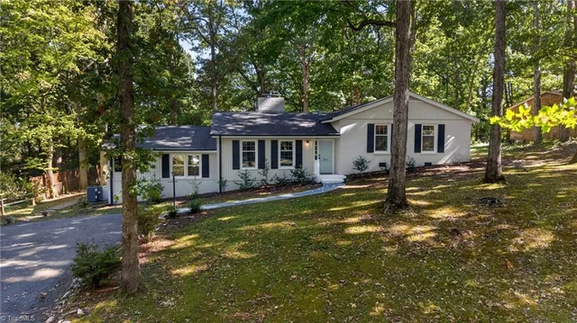 811 Shannon Road, photo 2 of 48