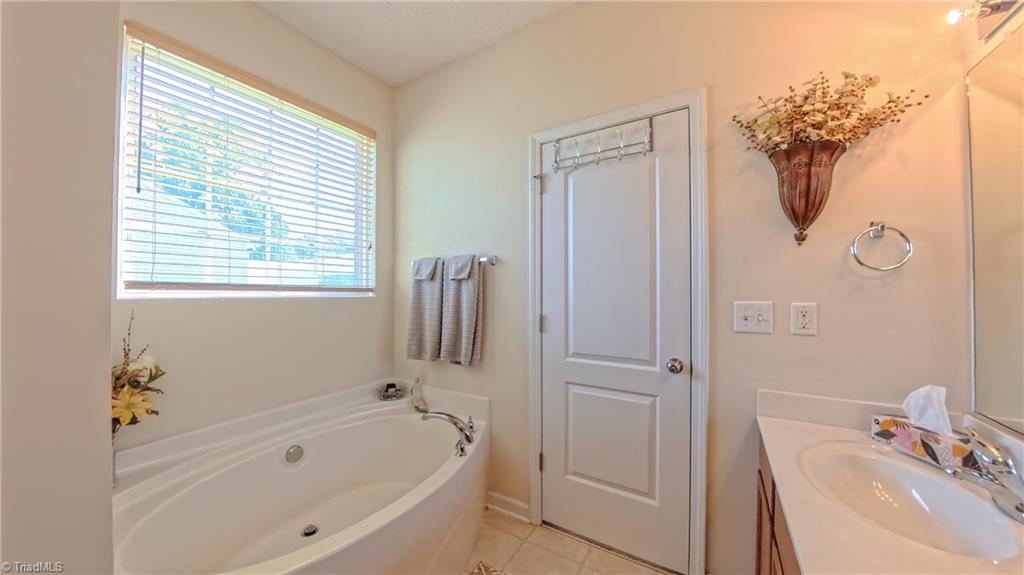 2742 Mossy Meadow Drive, High Point, North Carolina image 30