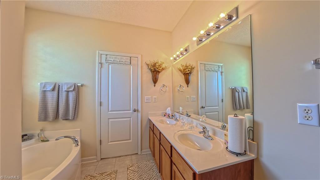 2742 Mossy Meadow Drive, High Point, North Carolina image 31