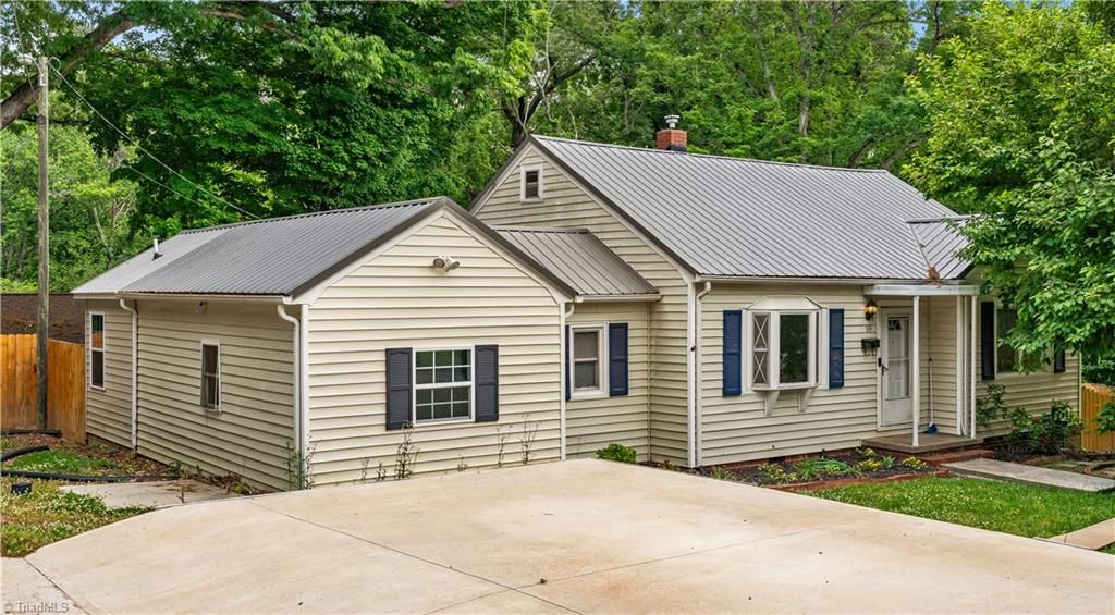 Photo of 119 Oakhurst Drive, Asheboro, NC 27205 (MLS # 1218767)