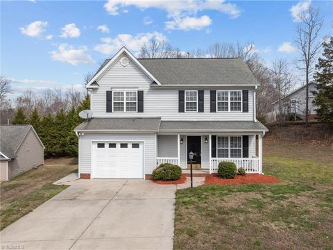 Homes For Sale - 606 Three Oaks Drive<br/> High Point, NC 27265