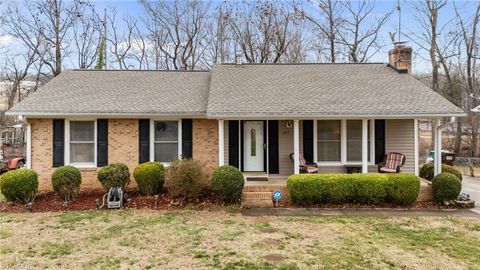 Homes For Sale - 1717 Carolina Street<br/> High Point, NC 27265