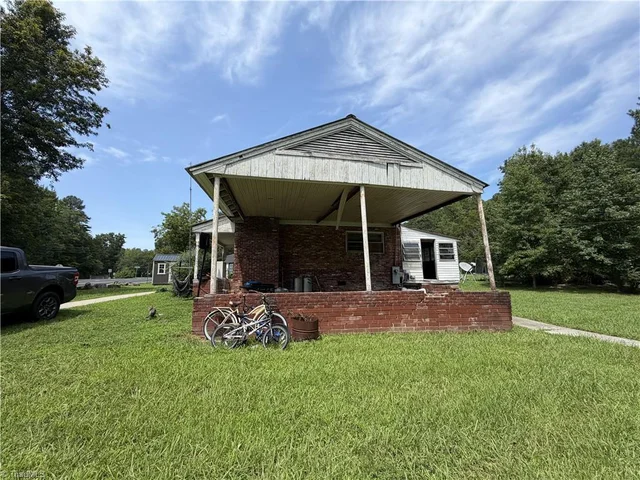 209 Hoyle Drive, photo 2 of 26