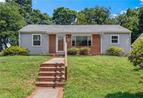 Homes For Sale - 17 Edgewood View Lane<br/> Winston-Salem, NC 27127