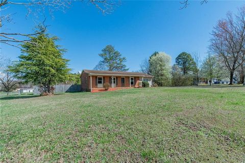 Homes For Sale - 131 Cherry Lane<br/> Lexington, NC 27292