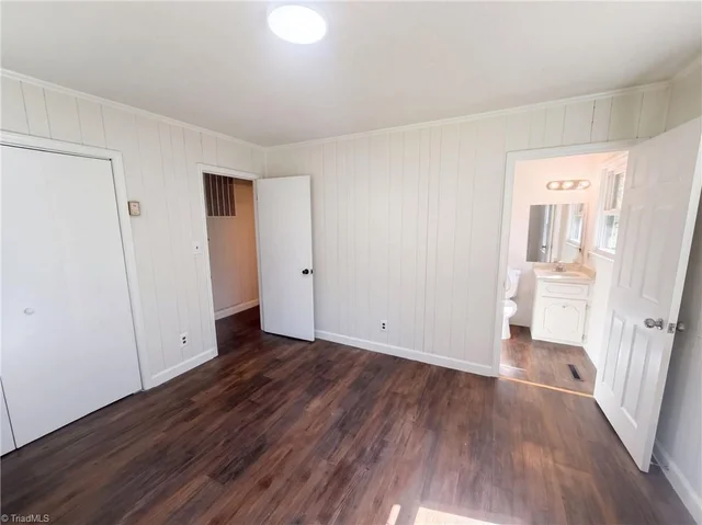 231 Oakgrove Road, photo 4 of 25