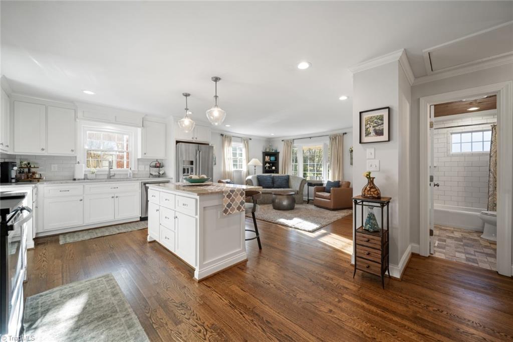 Winston-Salem, North Carolina 27103, United States, 3 Bedrooms Bedrooms, ,2 BathroomsBathrooms,Residential,Pending,93212