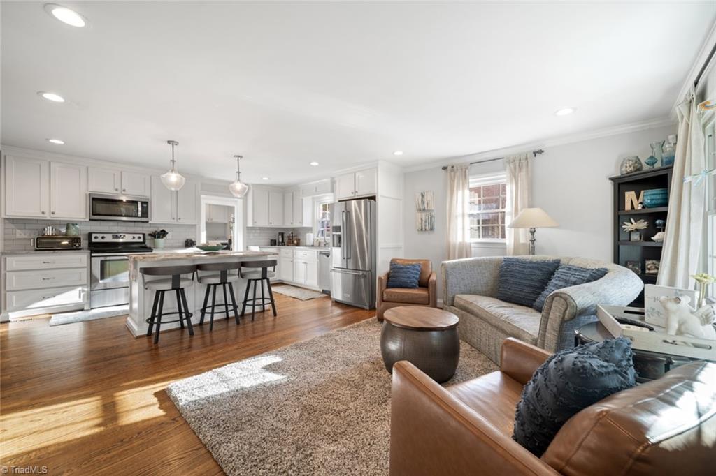 Winston-Salem, North Carolina 27103, United States, 3 Bedrooms Bedrooms, ,2 BathroomsBathrooms,Residential,Pending,93212