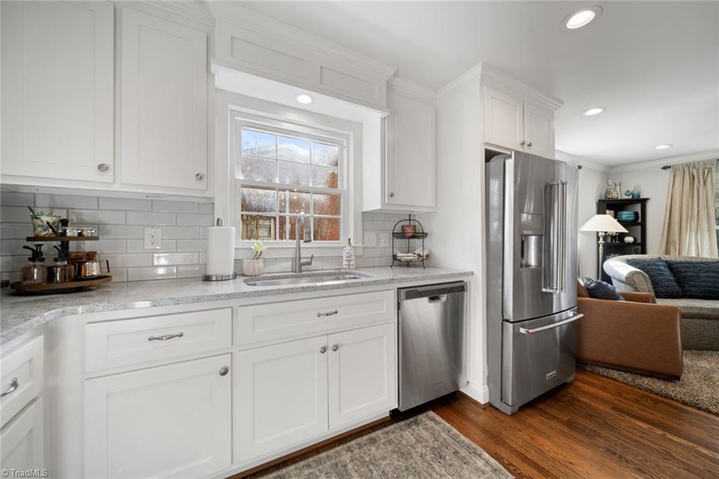 Winston-Salem, North Carolina 27103, United States, 3 Bedrooms Bedrooms, ,2 BathroomsBathrooms,Residential,Pending,93212