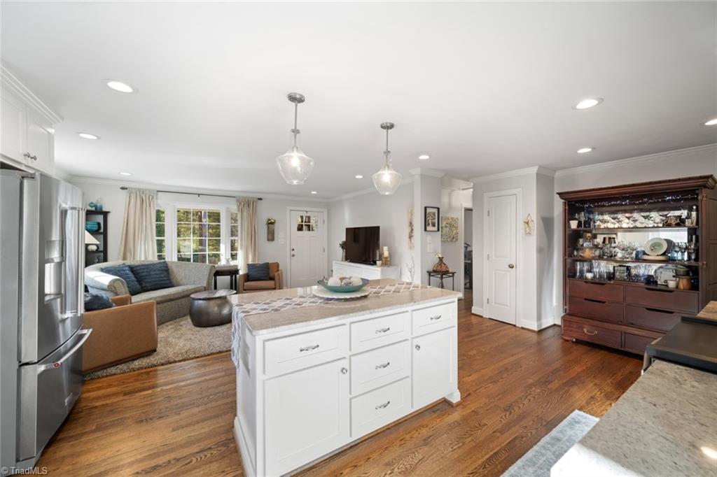 Winston-Salem, North Carolina 27103, United States, 3 Bedrooms Bedrooms, ,2 BathroomsBathrooms,Residential,Pending,93212