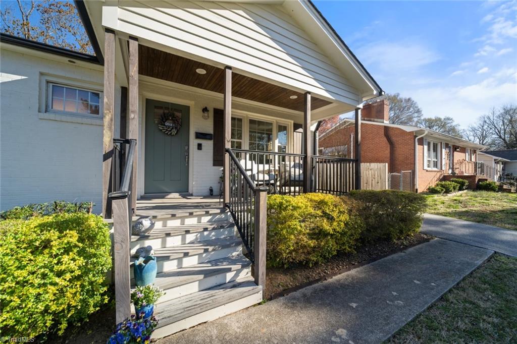 Winston-Salem, North Carolina 27103, United States, 3 Bedrooms Bedrooms, ,2 BathroomsBathrooms,Residential,Pending,93212