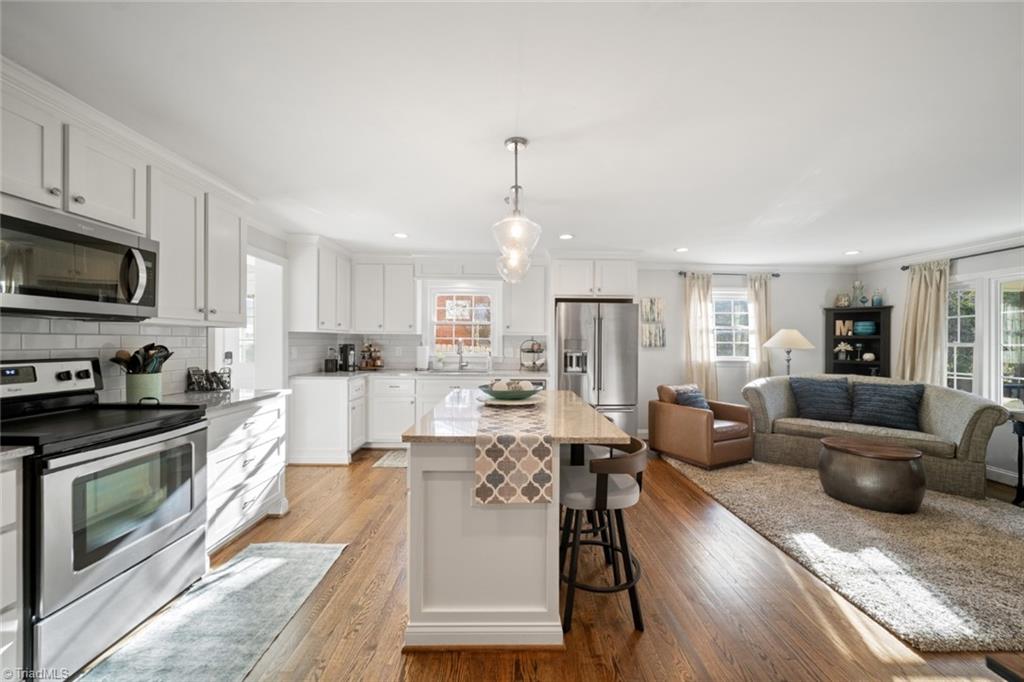 Winston-Salem, North Carolina 27103, United States, 3 Bedrooms Bedrooms, ,2 BathroomsBathrooms,Residential,Pending,93212