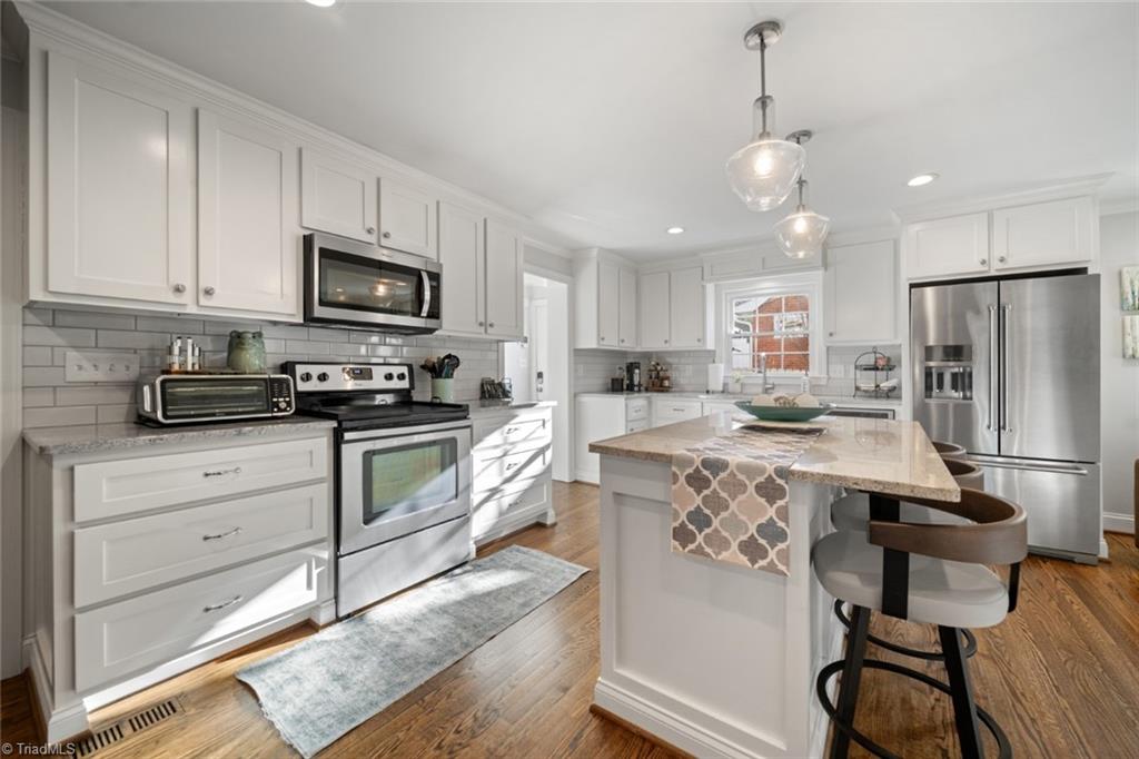 Winston-Salem, North Carolina 27103, United States, 3 Bedrooms Bedrooms, ,2 BathroomsBathrooms,Residential,Pending,93212