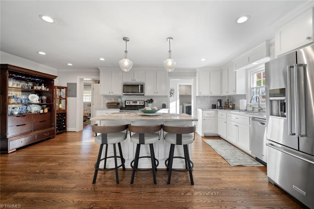 Winston-Salem, North Carolina 27103, United States, 3 Bedrooms Bedrooms, ,2 BathroomsBathrooms,Residential,Pending,93212