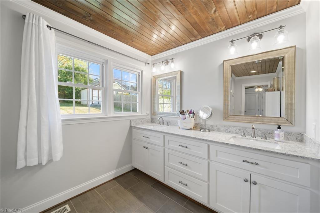 Winston-Salem, North Carolina 27103, United States, 3 Bedrooms Bedrooms, ,2 BathroomsBathrooms,Residential,Pending,93212