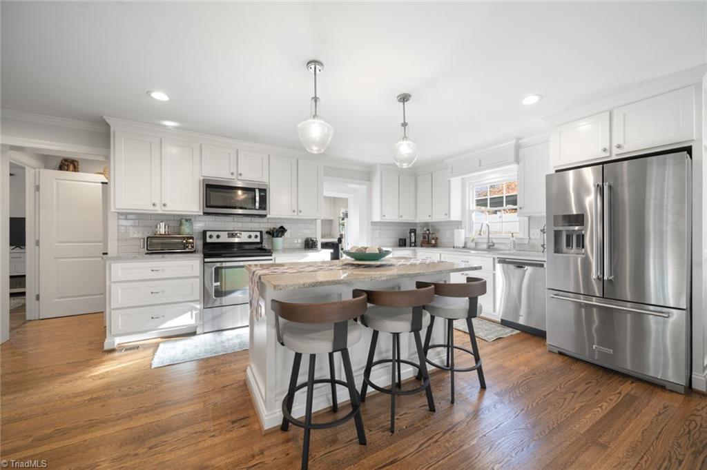 Winston-Salem, North Carolina 27103, United States, 3 Bedrooms Bedrooms, ,2 BathroomsBathrooms,Residential,Pending,93212