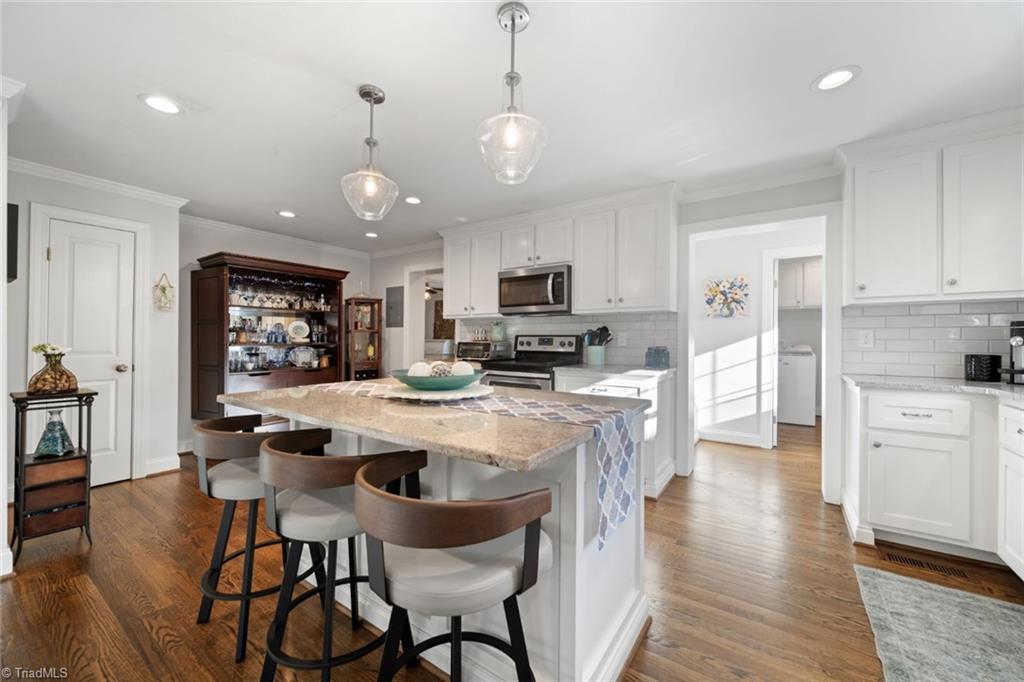 Winston-Salem, North Carolina 27103, United States, 3 Bedrooms Bedrooms, ,2 BathroomsBathrooms,Residential,Pending,93212