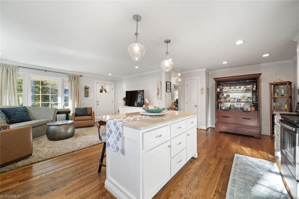 Winston-Salem, North Carolina 27103, United States, 3 Bedrooms Bedrooms, ,2 BathroomsBathrooms,Residential,Pending,93212