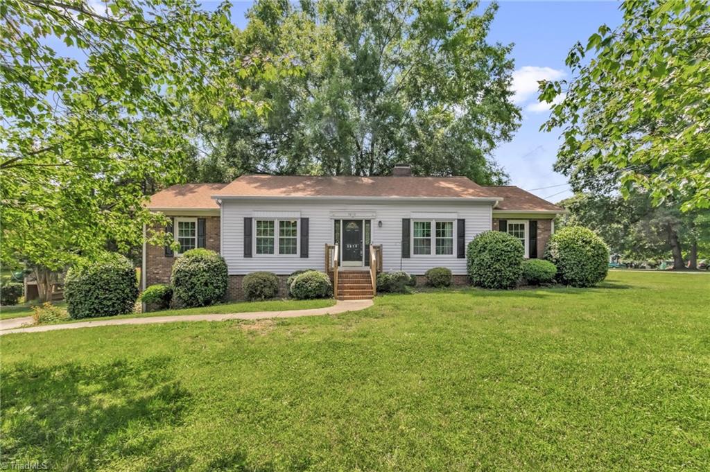 3810 Willowood Drive, Clemmons, North Carolina image 1