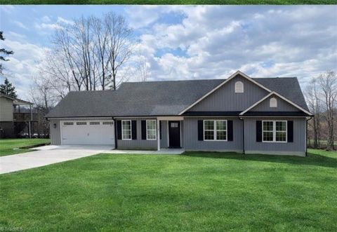 Homes For Sale - 901 Kingsway Drive<br/> Stokes County, King, NC 27021