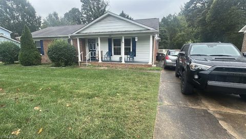 Photo of 138 Flintfield Drive, Winston-Salem, NC 27103 (MLS # 1197998)