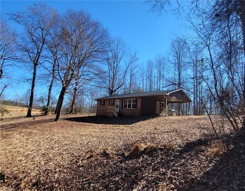 Single Family Residence in Wilkesboro NC 455 Trapp Creek Road.jpg