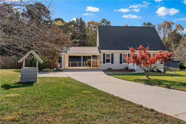 111 Hunterview Court, photo 2 of 33