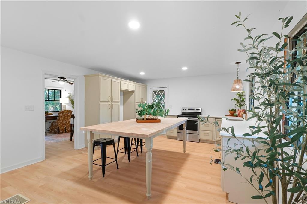 Walkertown, North Carolina 27051, United States, 3 Bedrooms Bedrooms, ,2 BathroomsBathrooms,Residential,Active,209901