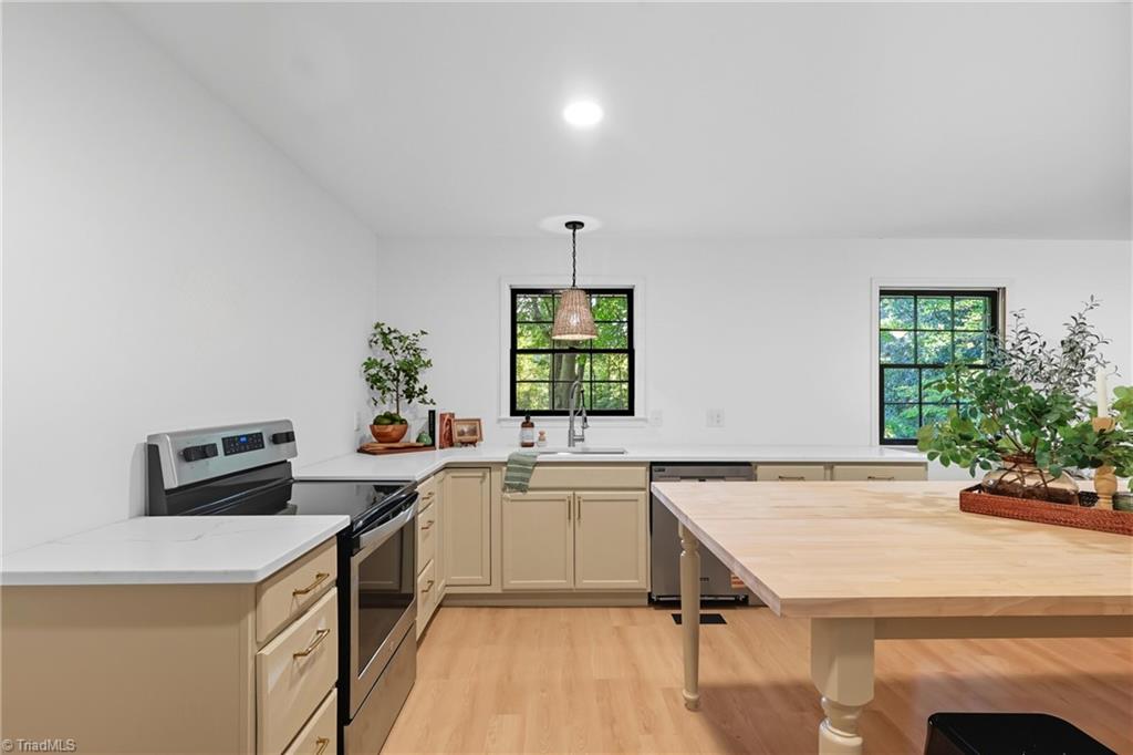 Walkertown, North Carolina 27051, United States, 3 Bedrooms Bedrooms, ,2 BathroomsBathrooms,Residential,Active,209901