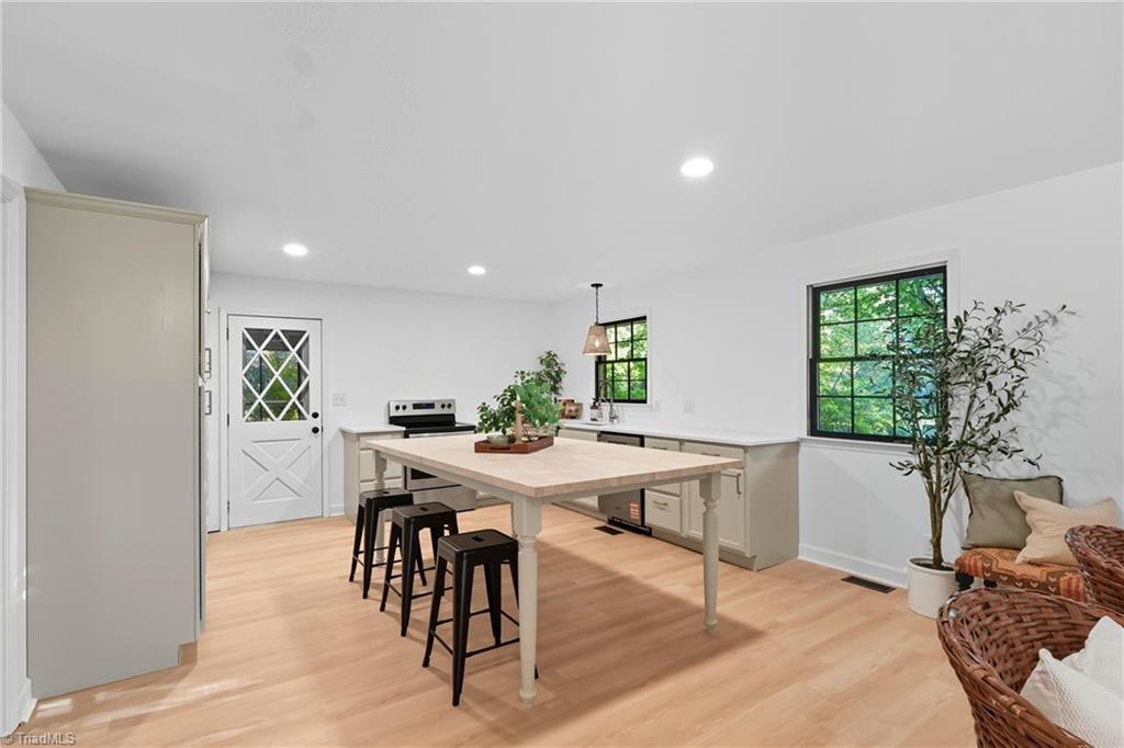 Walkertown, North Carolina 27051, United States, 3 Bedrooms Bedrooms, ,2 BathroomsBathrooms,Residential,Active,209901