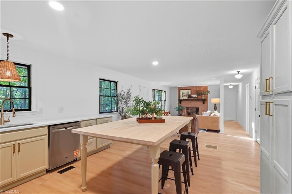 Walkertown, North Carolina 27051, United States, 3 Bedrooms Bedrooms, ,2 BathroomsBathrooms,Residential,Active,209901