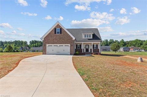 Homes For Sale - 7104 Lukes Court<br/> Liberty, NC 27298