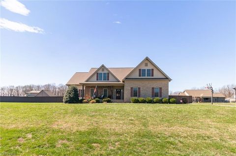 Homes For Sale - 242 Deerwood Drive<br/> Lexington, NC 27295