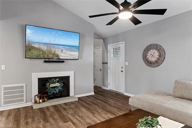 646 Country Club Drive, photo 5 of 23