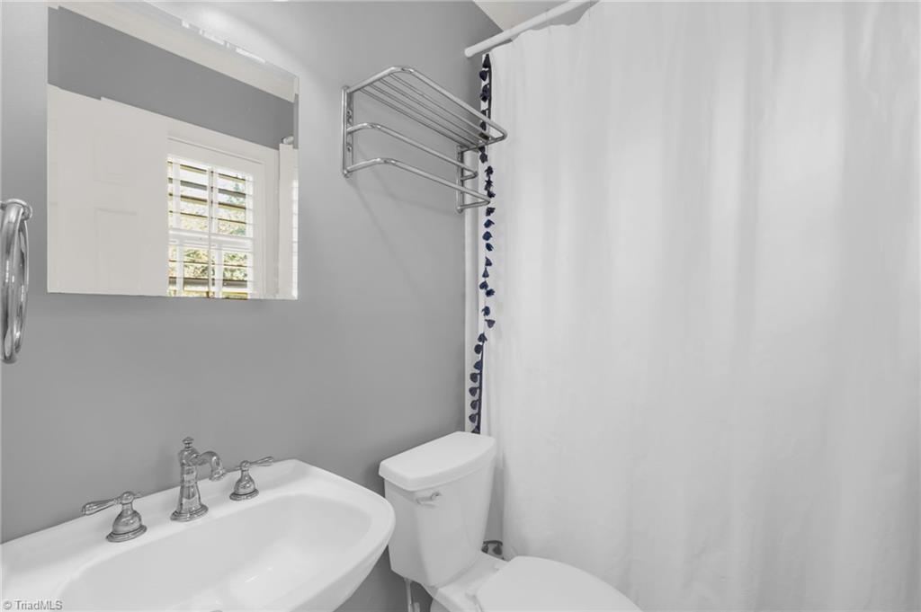 Greensboro, North Carolina 27408, United States, 5 Bedrooms Bedrooms, ,4 BathroomsBathrooms,Residential,Pending,97874