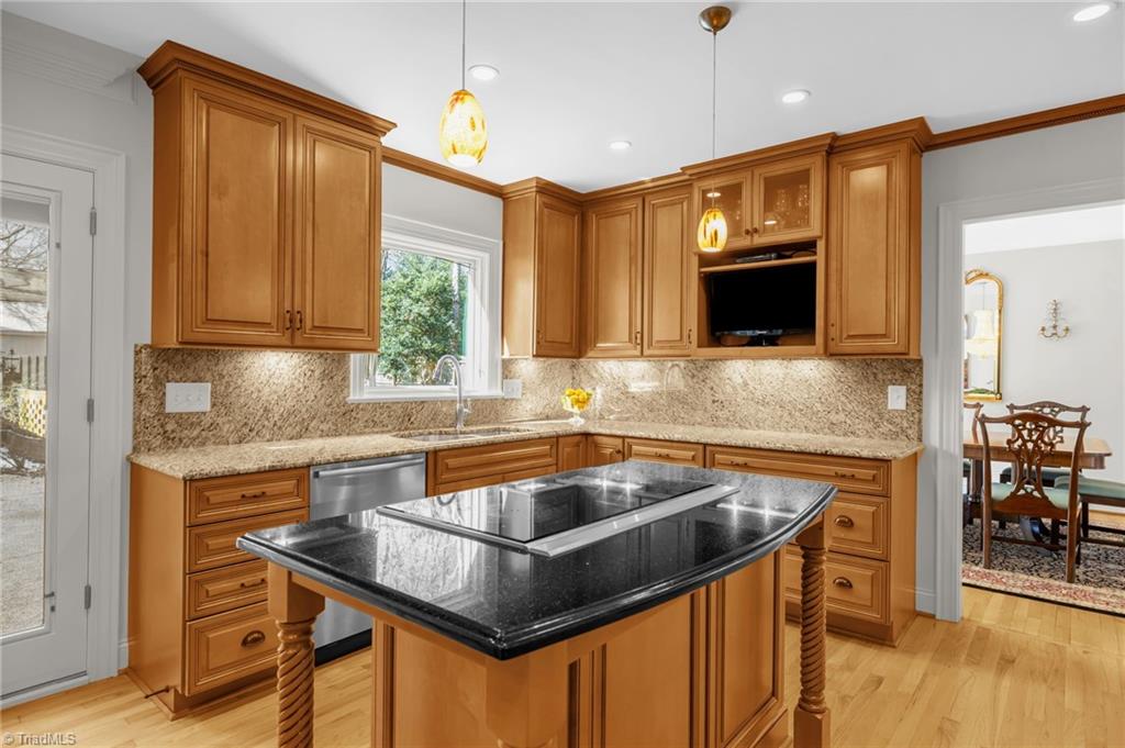 Greensboro, North Carolina 27408, United States, 5 Bedrooms Bedrooms, ,4 BathroomsBathrooms,Residential,Pending,97874