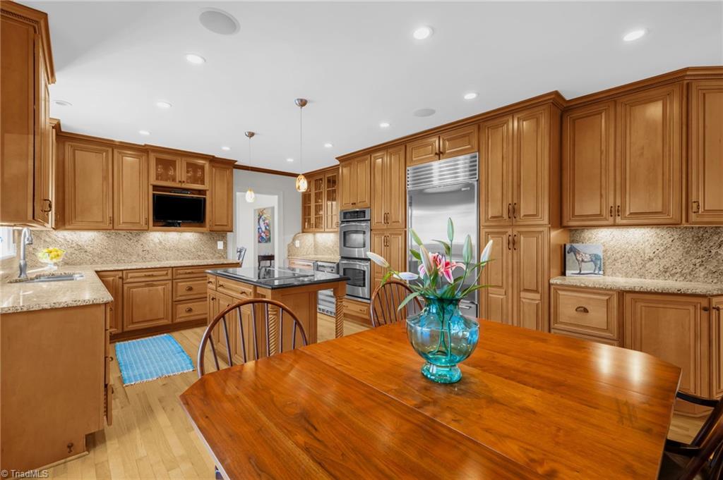 Greensboro, North Carolina 27408, United States, 5 Bedrooms Bedrooms, ,4 BathroomsBathrooms,Residential,Pending,97874